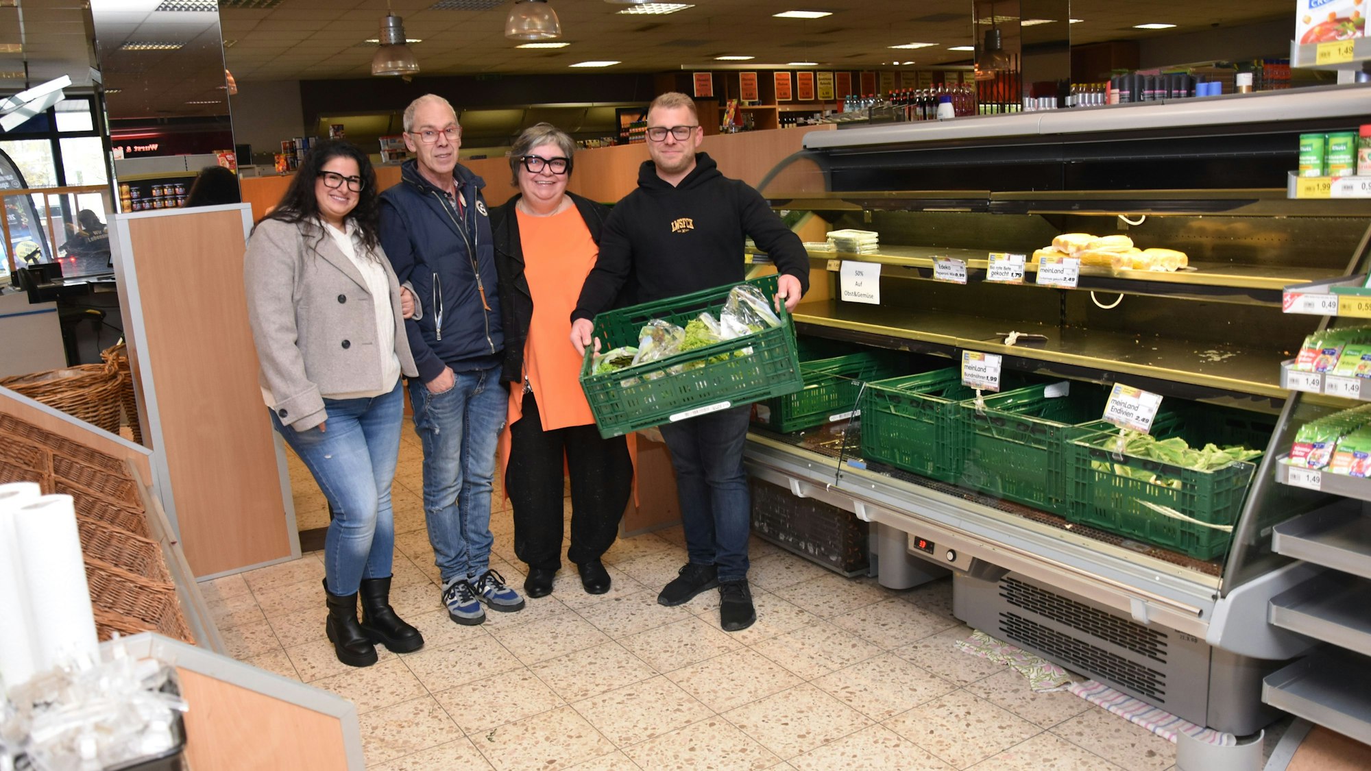 Auch die Gemüseabteilung ist bis auf paar Salatköpfe ausverkauft.
Die Familie Hüffel treten mit einer neuen Generation an.
v.l. Melanie Hüffel, Hans Hüffel, Elke Hüffel, Simon Hüffel