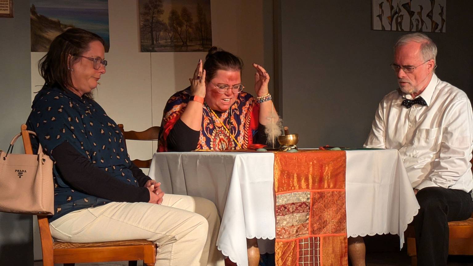 Friedhelms Schwester Hermine (Christina Kind) ist seit ihrem Indienurlaub dem Buddhismus zugetan und schwört auf Séancen.