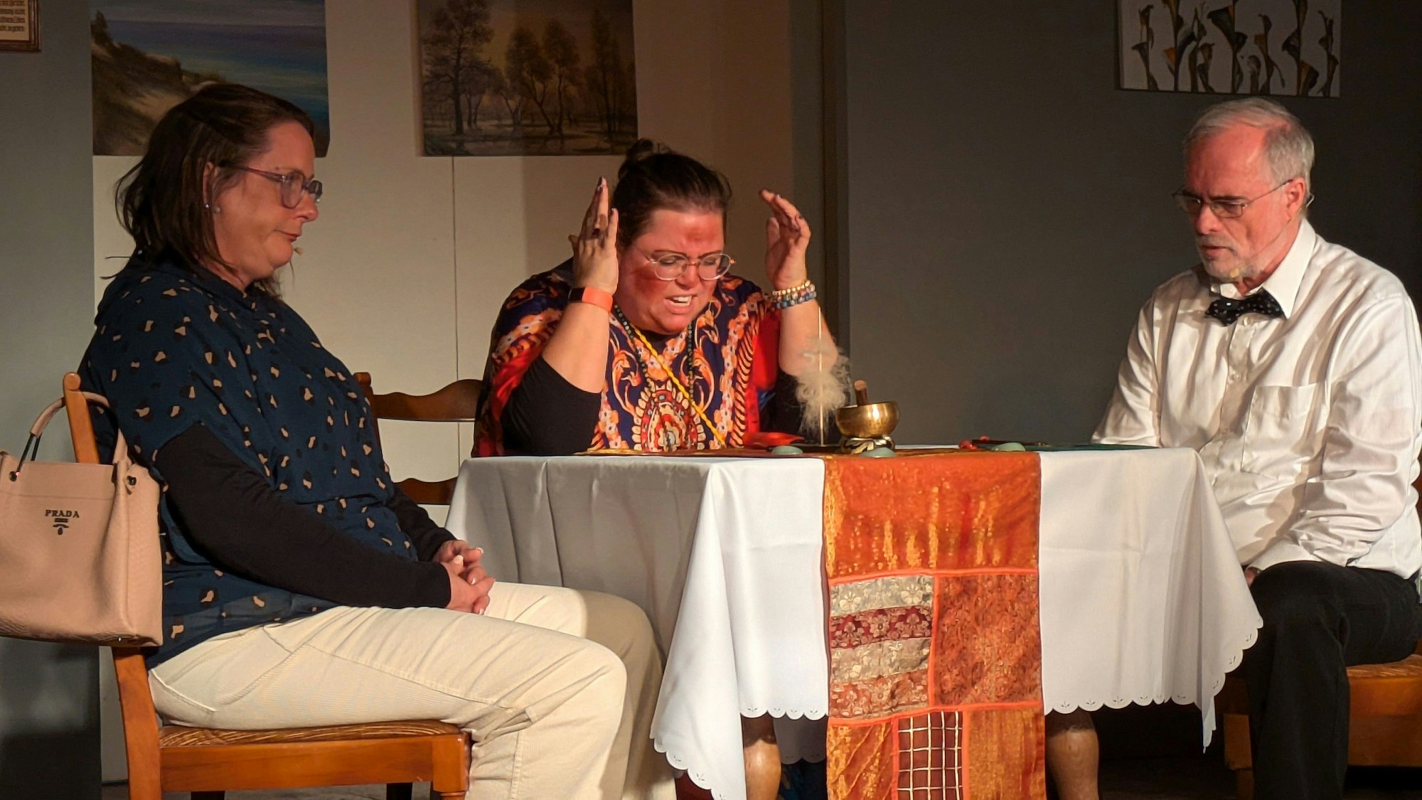 Friedhelms Schwester Hermine (Christina Kind) ist seit ihrem Indienurlaub dem Buddhismus zugetan und schwört auf Séancen.