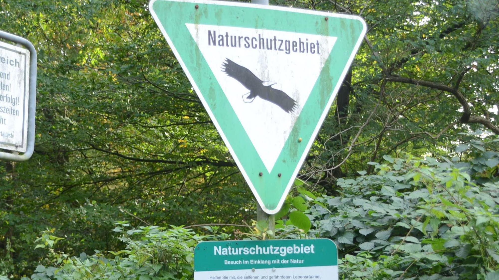 Schilder weisen am Rande der Wahner Heide darauf hin, dass das Areal ein Naturschutzgebiet ist.