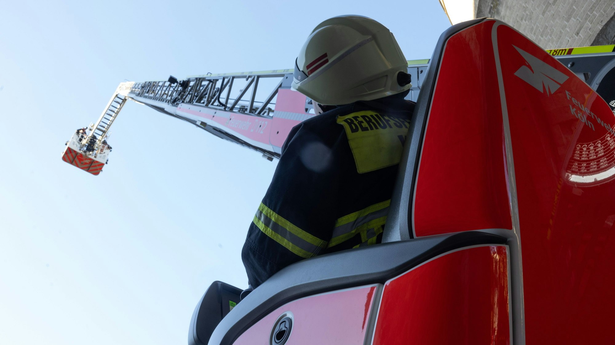 Der obere Teil der Drehleiter lässt sich bei den neuen Fahrzeugen absenken, um Personen über einen Dachgiebel hinweg erreichen zu können.Vorgestellt wurden die neuen Fahrzeuge am Rudolfplatz.
