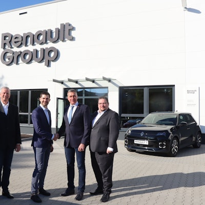 Das Foto zeigt fünf Männer in Anzeigen vor dem neuen Schulungszentrum der Renault Group. Im Hintergrund ein Auto.