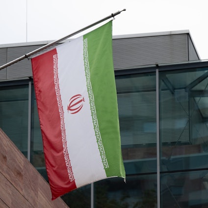 Die iranische Flagge weht am Generalkonsulat der Islamischen Republik Iran in Frankfurt.