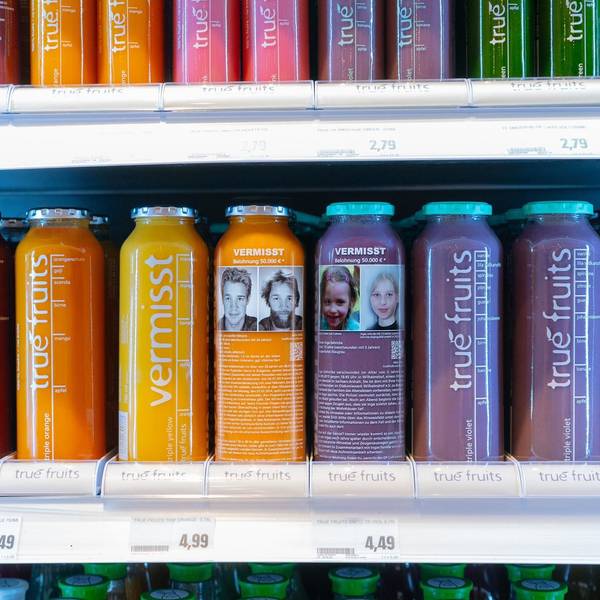 True Fruits erinnert auf Smoothie-Flaschen an verschwundene Menschen: Lars Mittank (links) und Inga Gehricke (rechts).