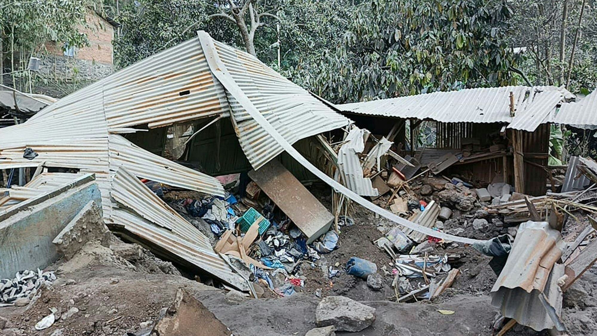 04.11.2024, Indonesien, Ost Flores: Zerstörte Hütten und Häuser sind nach dem Ausbruch des Vulkans Lewotobi Laki-Laki in Ostflores, Indonesien zu sehen.