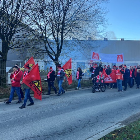 Zahlreiche Mitarbeiter der Firma Rüggeberg streiken vor dem Firmengebäude an der Marienheider Hauptstraße für mehr Lohn.
