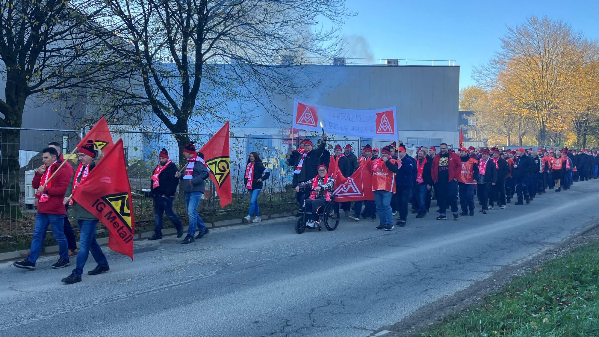 Zahlreiche Mitarbeiter der Firma Rüggeberg streiken vor dem Firmengebäude an der Marienheider Hauptstraße für mehr Lohn.