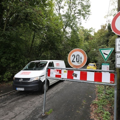 Ein Kastenwagen fährt auf einer Straße, im Hintergrund ist das grüne Schild Naturschutzgebiet zu sehen