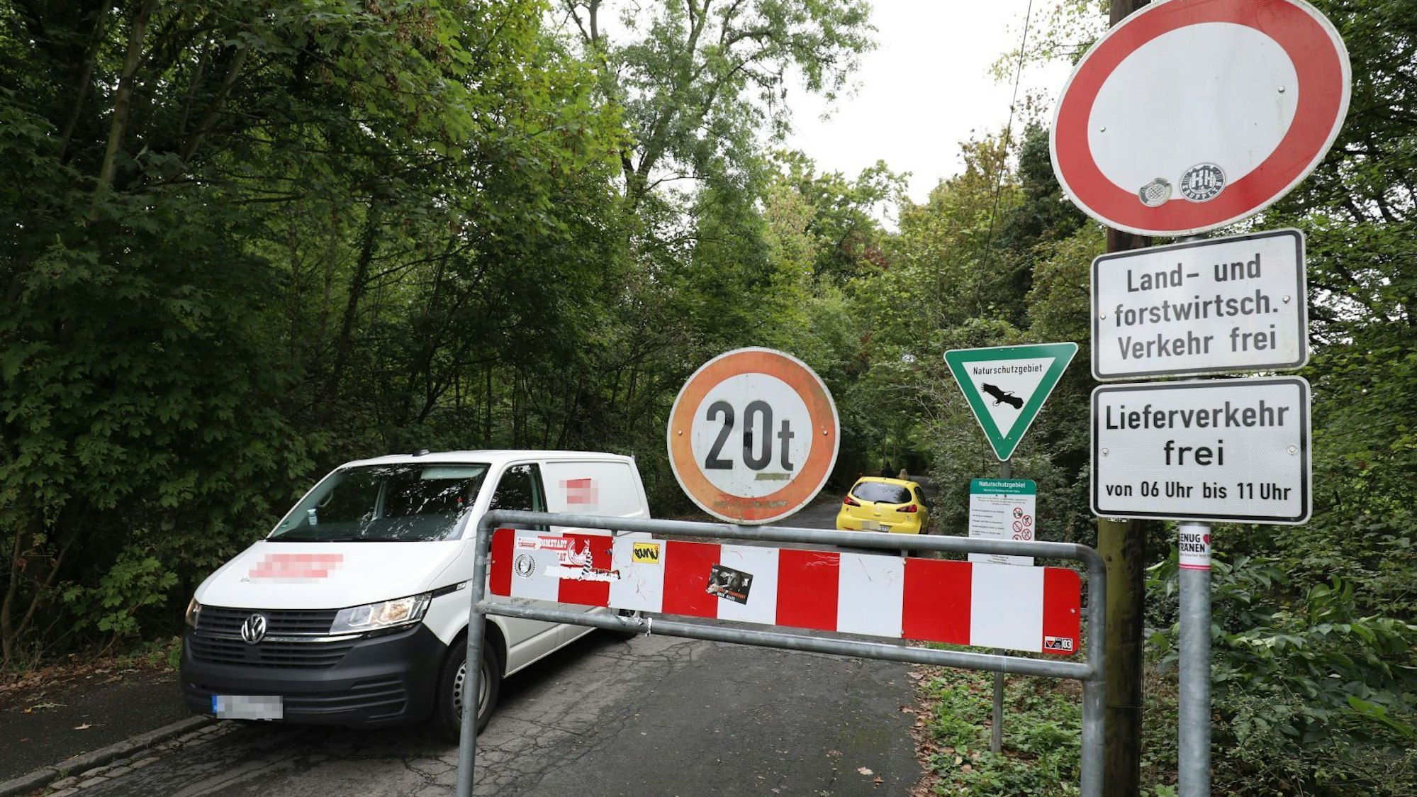 Ein Kastenwagen fährt auf einer Straße, im Hintergrund ist das grüne Schild Naturschutzgebiet zu sehen