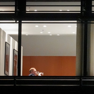 03.11.2024, Berlin: Bundeskanzler Olaf Scholz (SPD, r) und Christian Lindner (FDP), Bundesminister der Finanzen, sitzen im Büro des Bundeskanzlers im Bundeskanzleramt am Abend zusammen. Foto: Kay Nietfeld/dpa +++ dpa-Bildfunk +++
