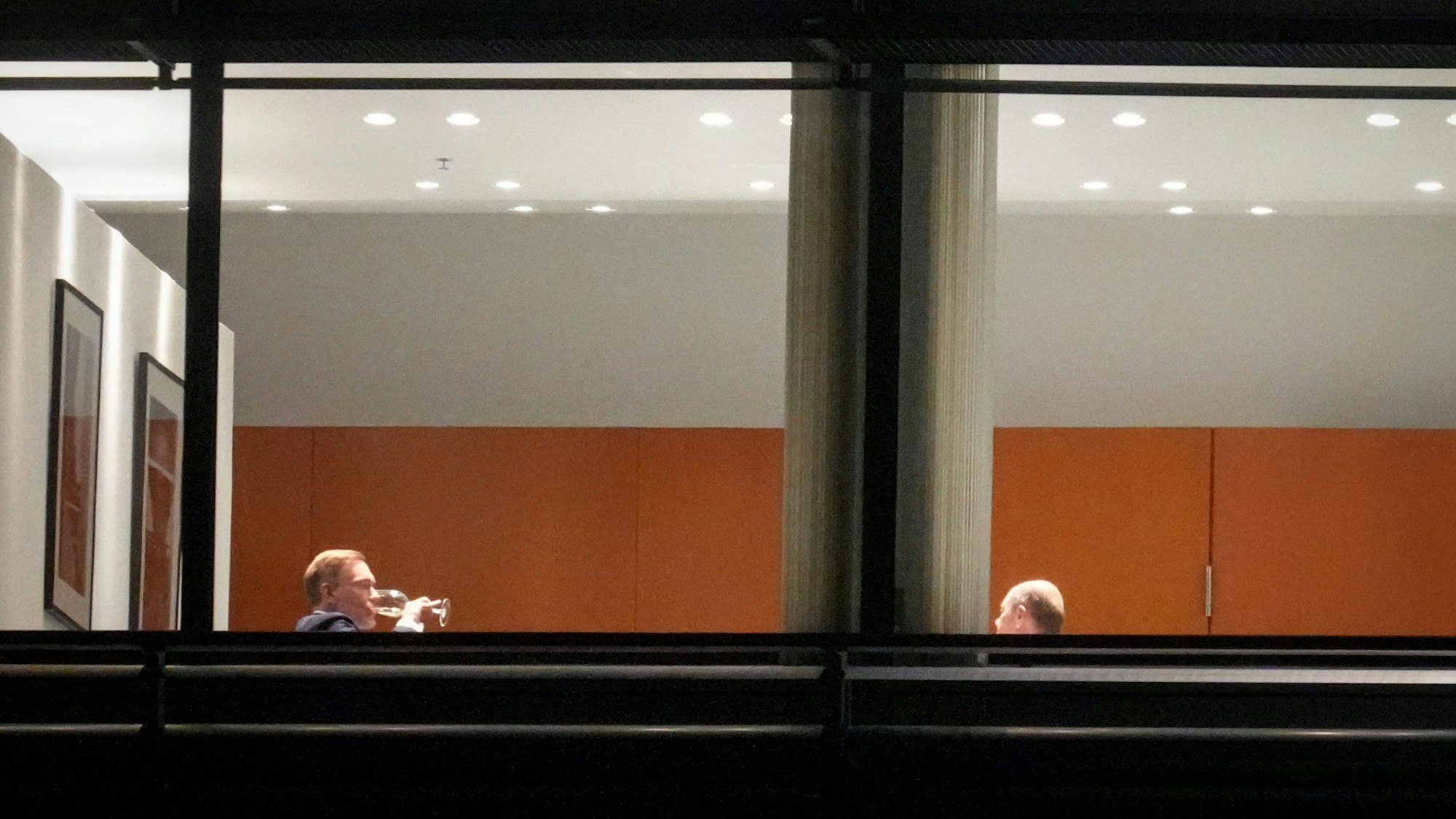 03.11.2024, Berlin: Bundeskanzler Olaf Scholz (SPD, r) und Christian Lindner (FDP), Bundesminister der Finanzen, sitzen im Büro des Bundeskanzlers im Bundeskanzleramt am Abend zusammen. Foto: Kay Nietfeld/dpa +++ dpa-Bildfunk +++