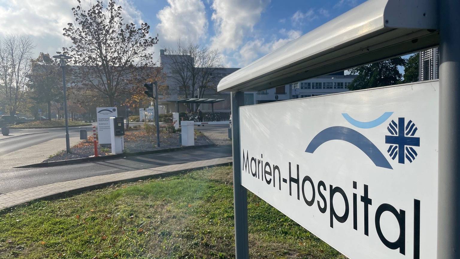 Das Schild mit der Aufschrift „Marien-Hospital“ an der Einfahrt zum Euskirchener Krankenhaus.