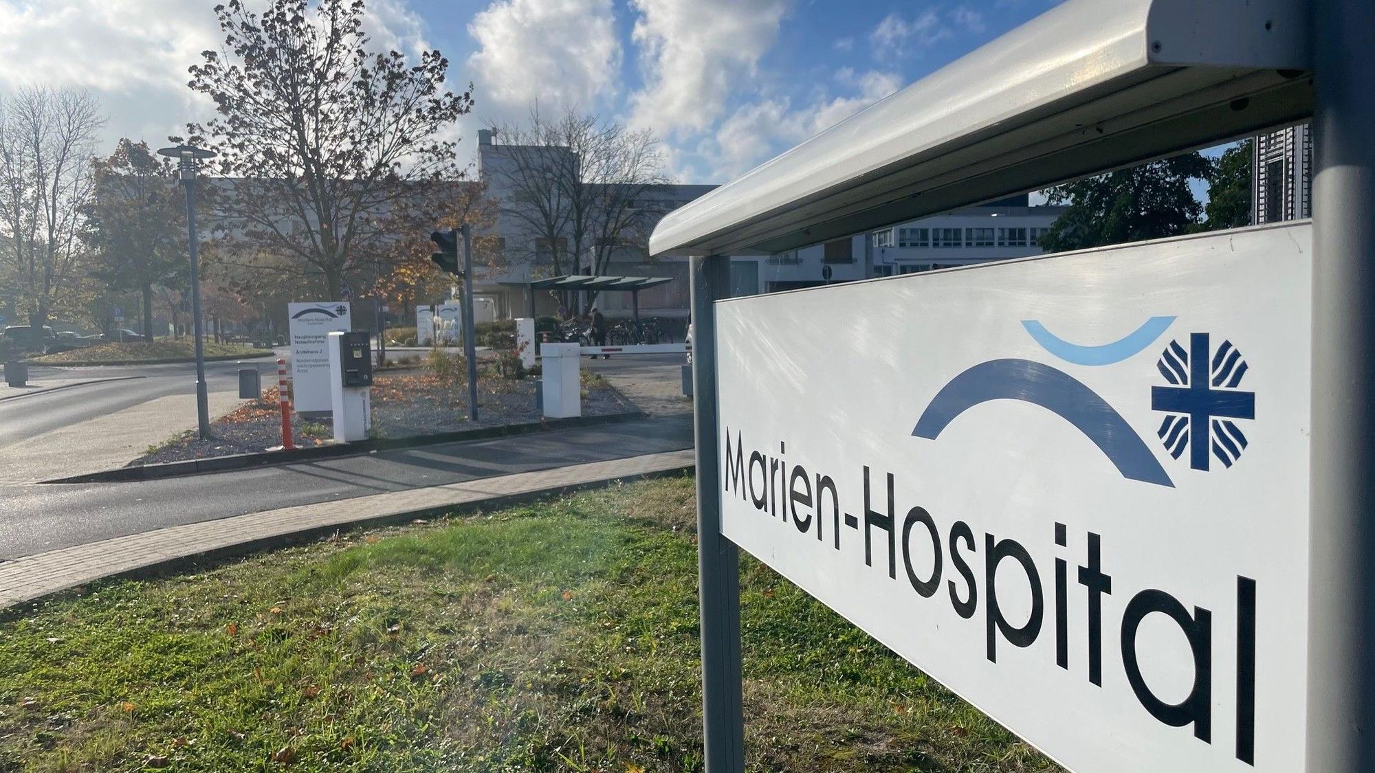 Das Schild mit der Aufschrift „Marien-Hospital“ an der Einfahrt zum Euskirchener Krankenhaus.