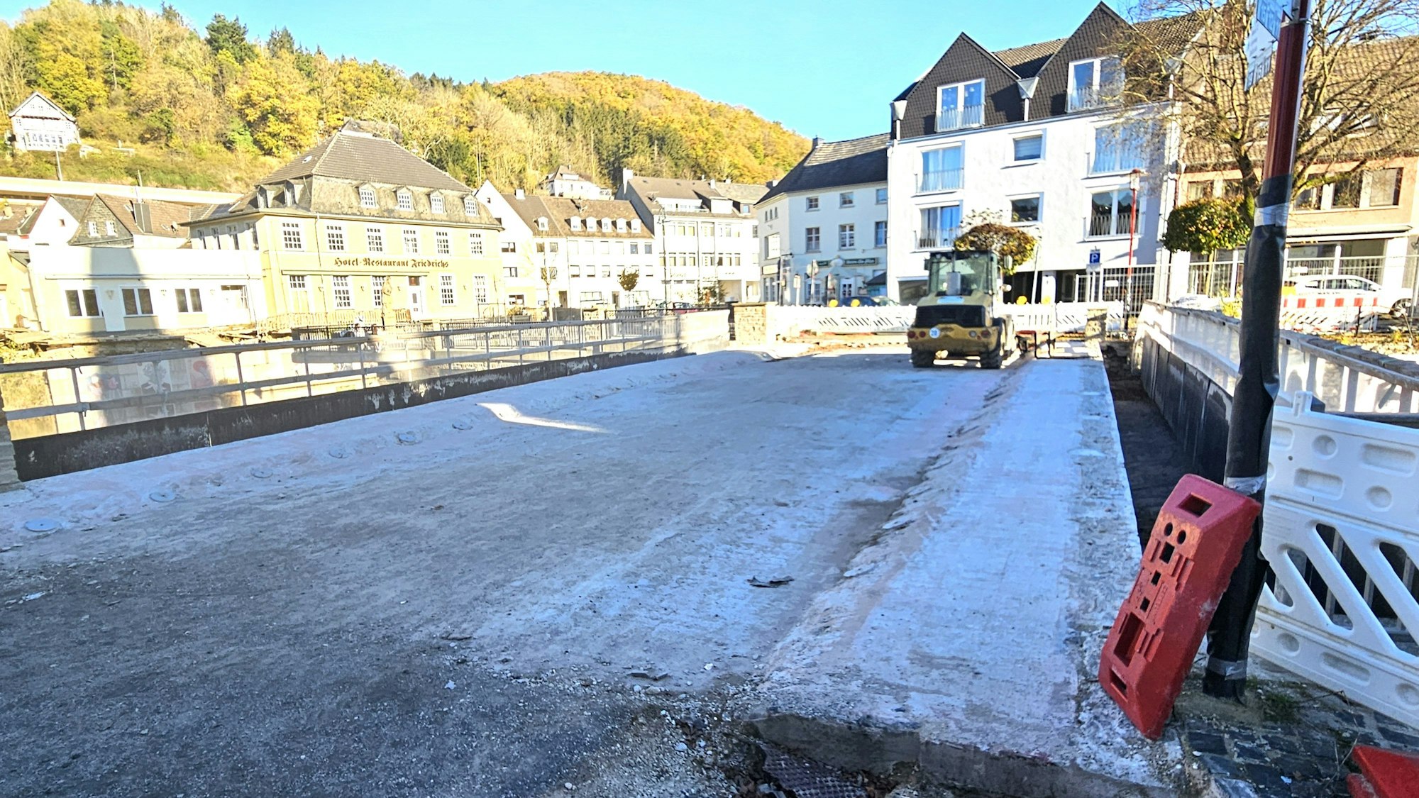 Die leere Brücke ist zu sehen, auf der eine Raupe steht.