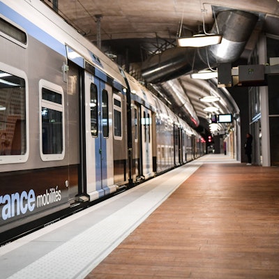 Ein RER-Zug (Réseau Express Régional) am Gleis.