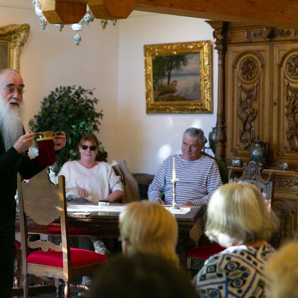 Sprichwörter-Führung mit Walter Jordan (links) im Heimatmuseum.