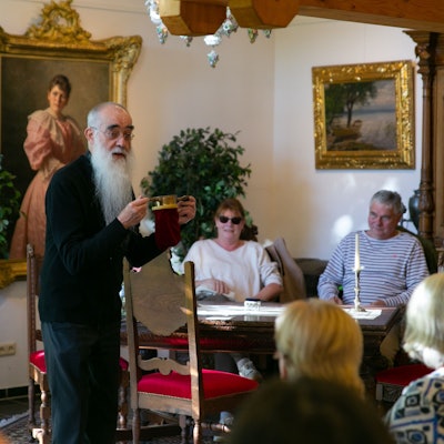 Sprichwörter-Führung mit Walter Jordan (links) im Heimatmuseum.