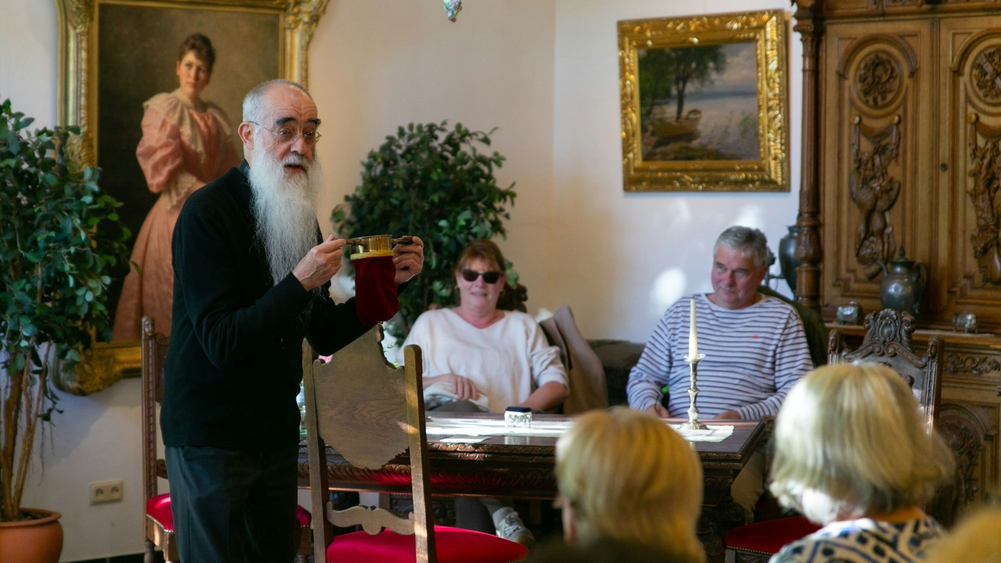 Sprichwörter-Führung mit Walter Jordan (links) im Heimatmuseum.