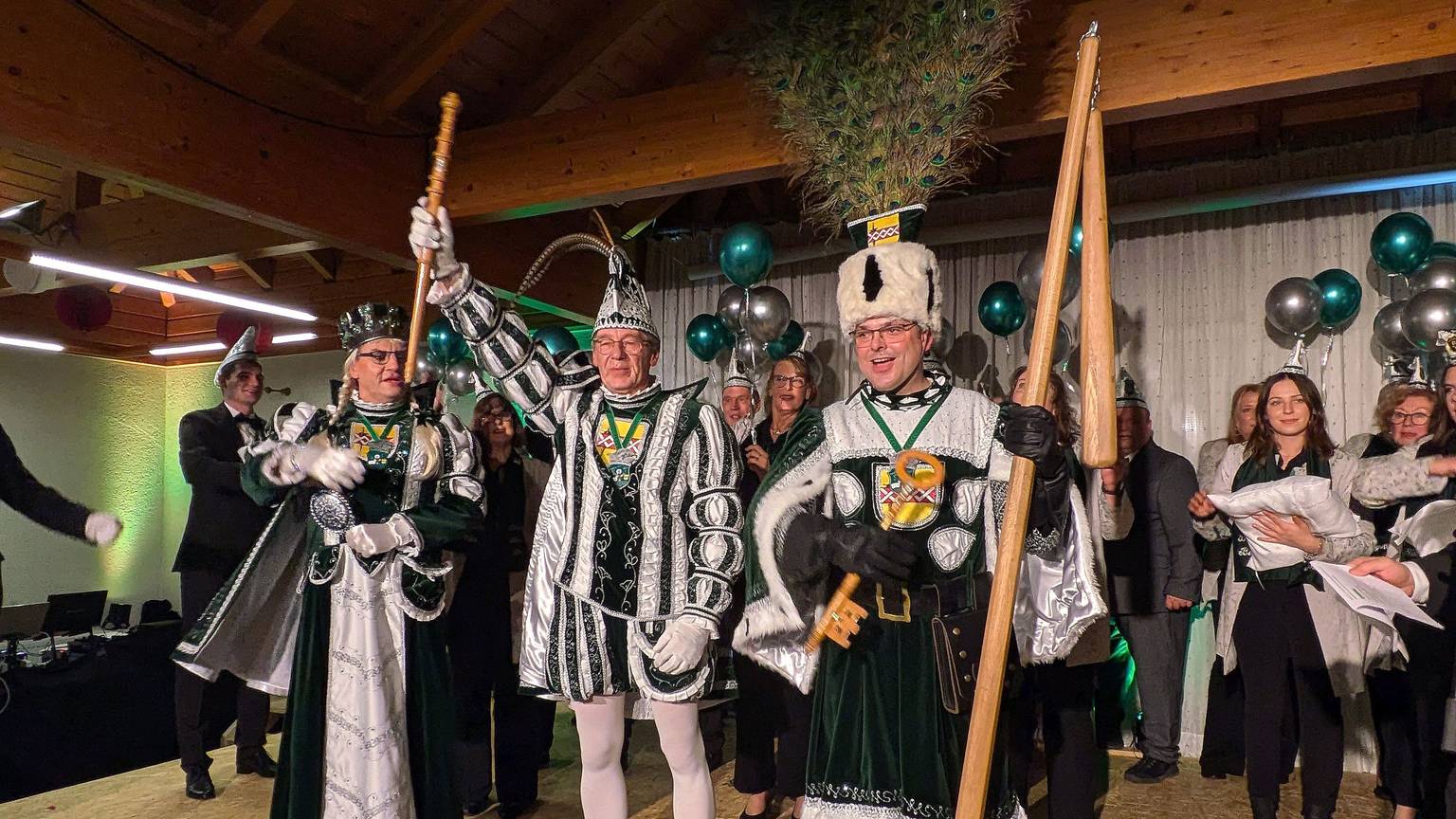In Amt und Würden: Das Bornheimer Dreigestirn wurde im Katholischen Pfarrzentrum proklamiert (von links): Jungfrau Huberta (Heiko Bergmann), Prinz Rolf I. (Fußwinkel) und Bauer Mike (Peters).