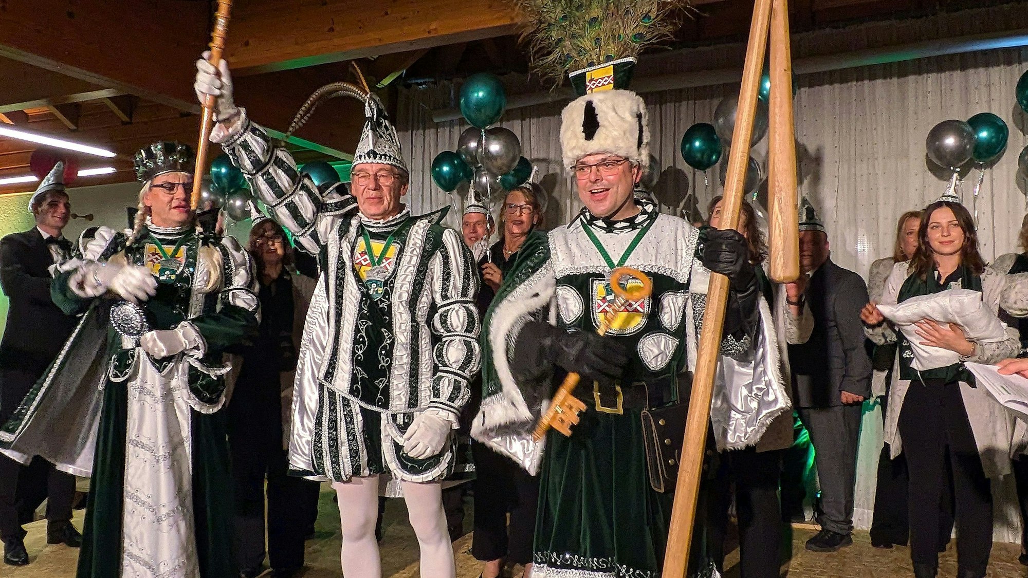 In Amt und Würden: Das Bornheimer Dreigestirn wurde im Katholischen Pfarrzentrum proklamiert (von links): Jungfrau Huberta (Heiko Bergmann), Prinz Rolf I. (Fußwinkel) und Bauer Mike (Peters).