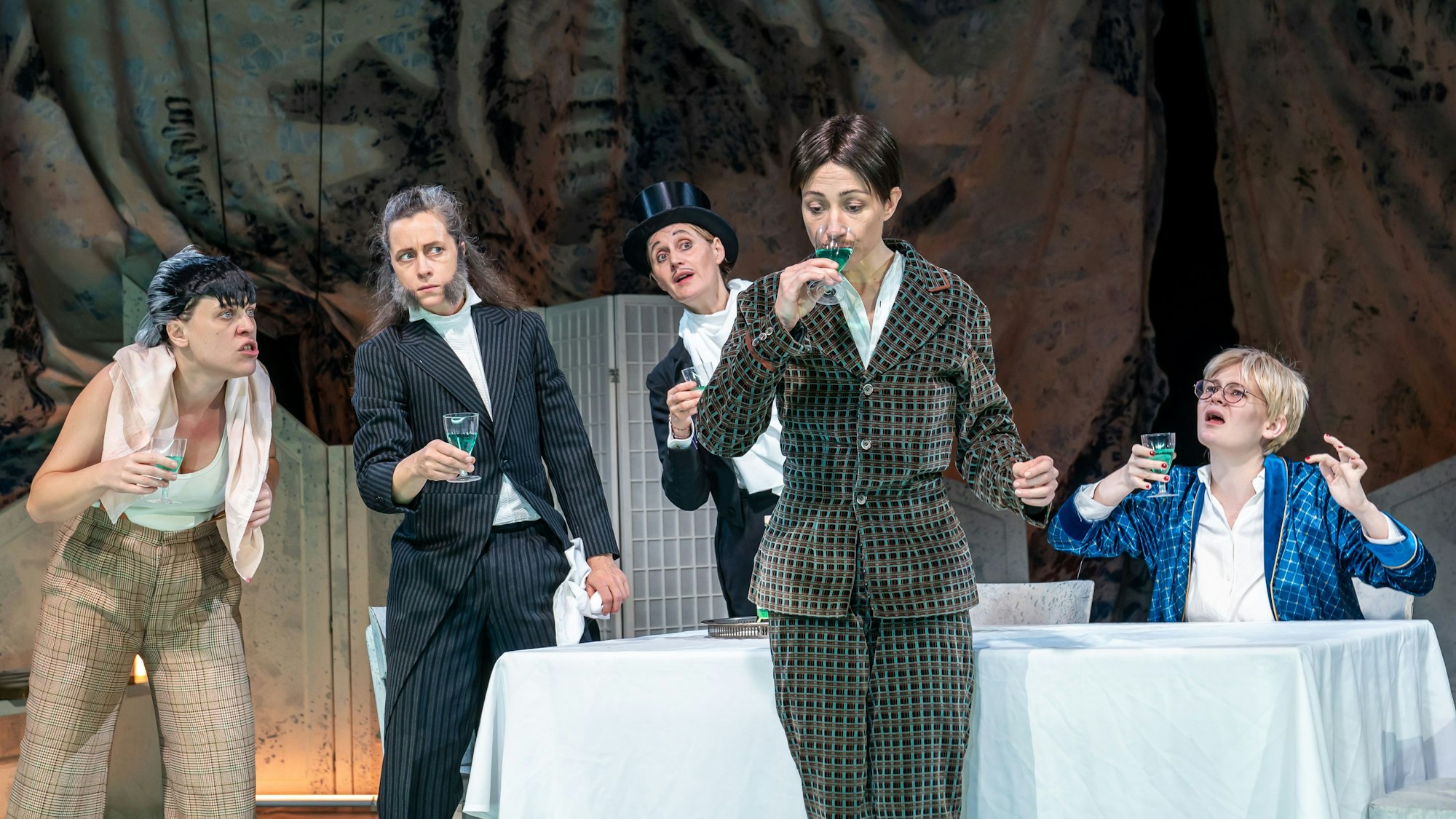 Empusion
von Olga Tokarczuk
Regie: Antú Romero Nunes
Inszenierung: Antú Romero Nunes
Bühne und Kostüme: Matthias Koch
Musik/Sound: Anna Bauer
Licht: Matthias Koch, Michael Gööck
Dramaturgie: Michael Gmaj
Foto: Krafft Angerer