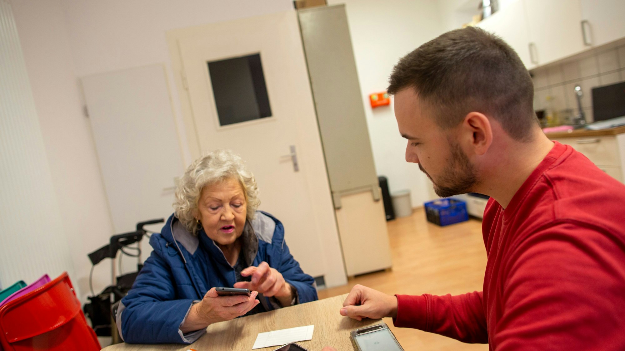 Auch beim Smartphone hilft das Reparatur-Café.© Thomas Banneyer