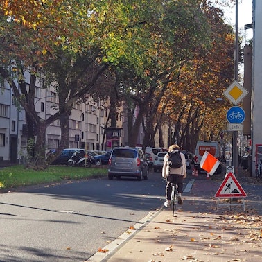 ie Vorgebirgstraße in Zollstock bekommt einen Radschutzstreifen. Die Arbeiten dafür haben am Montag begonnen.