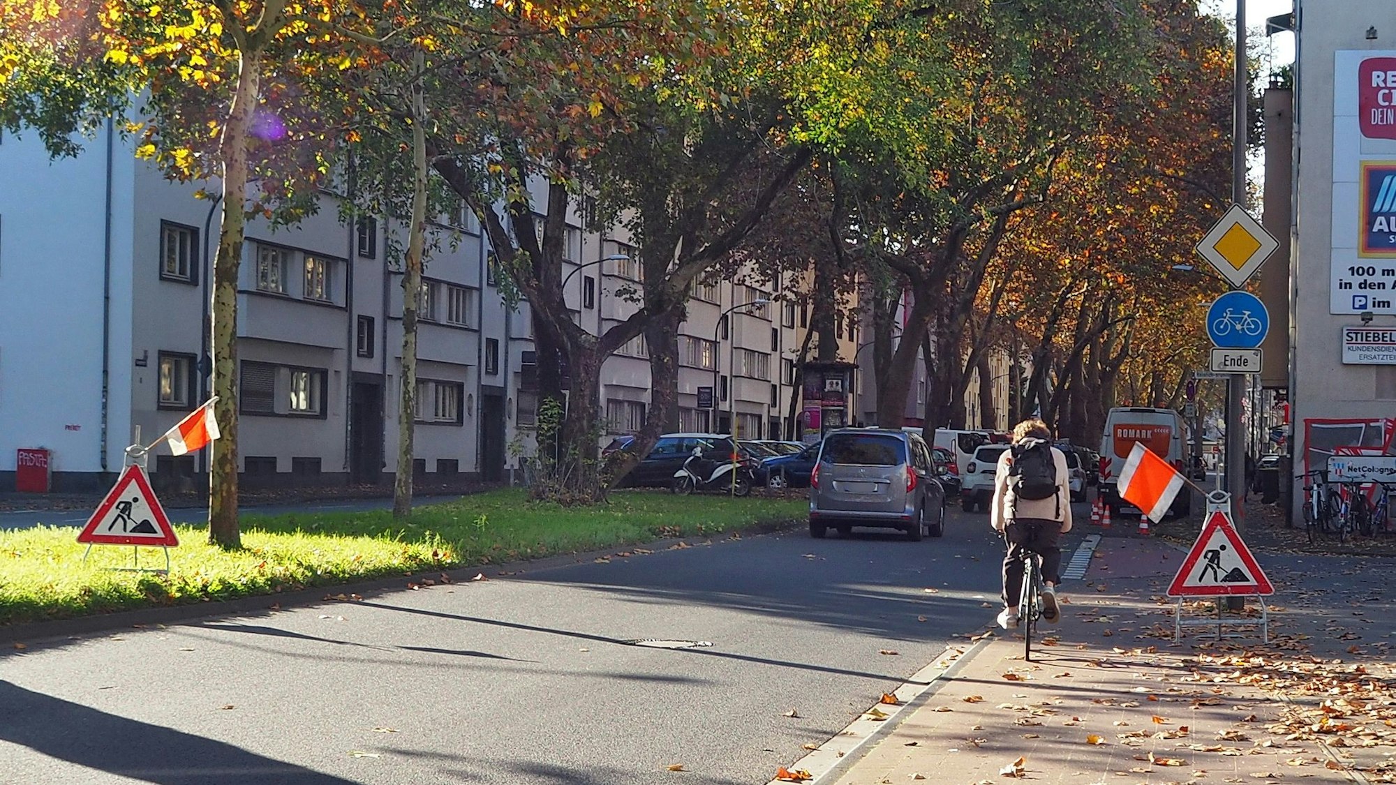 ie Vorgebirgstraße in Zollstock bekommt einen Radschutzstreifen. Die Arbeiten dafür haben am Montag begonnen.