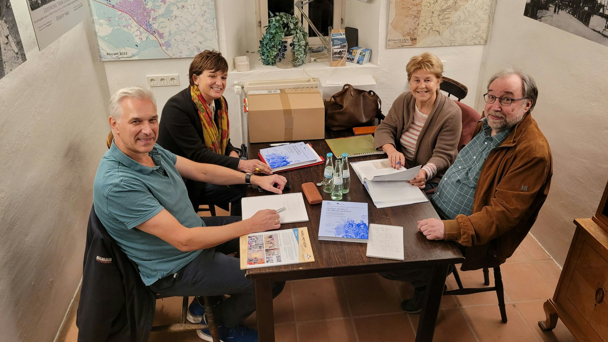 Der Geschichtsverein Rösrath stellt das Buch seines Mitglieds Martin Rüther bei einer Lesung vor. Mitwirken bei der Lesung wollen neben Martin Rüther (r.) auch Rainer Grünjes, Nicole Bernstein und Marina Wittka (v. l.).