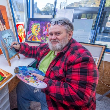 Ein Künstler malt in einem ehemaligen Bademeisterturm.