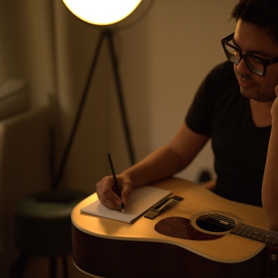 Der Musiker Roberto Lange aus Gummersbach bringt durchaus heikle Themen sensibel in die Form von Musik. Der 40-Jährige arbeitet auf der Palliativstation des Kreisklinikums Oberberg in Waldbröl. Unser Foto zeigt ihn mit seiner Gitarre im Studio.