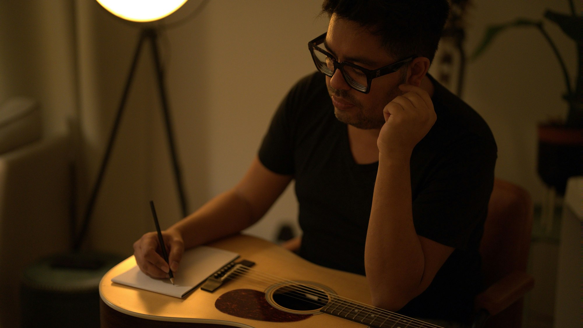 Der Musiker Roberto Lange aus Gummersbach bringt durchaus heikle Themen sensibel in die Form von Musik. Der 40-Jährige arbeitet auf der Palliativstation des Kreisklinikums Oberberg in Waldbröl. Unser Foto zeigt ihn mit seiner Gitarre im Studio.