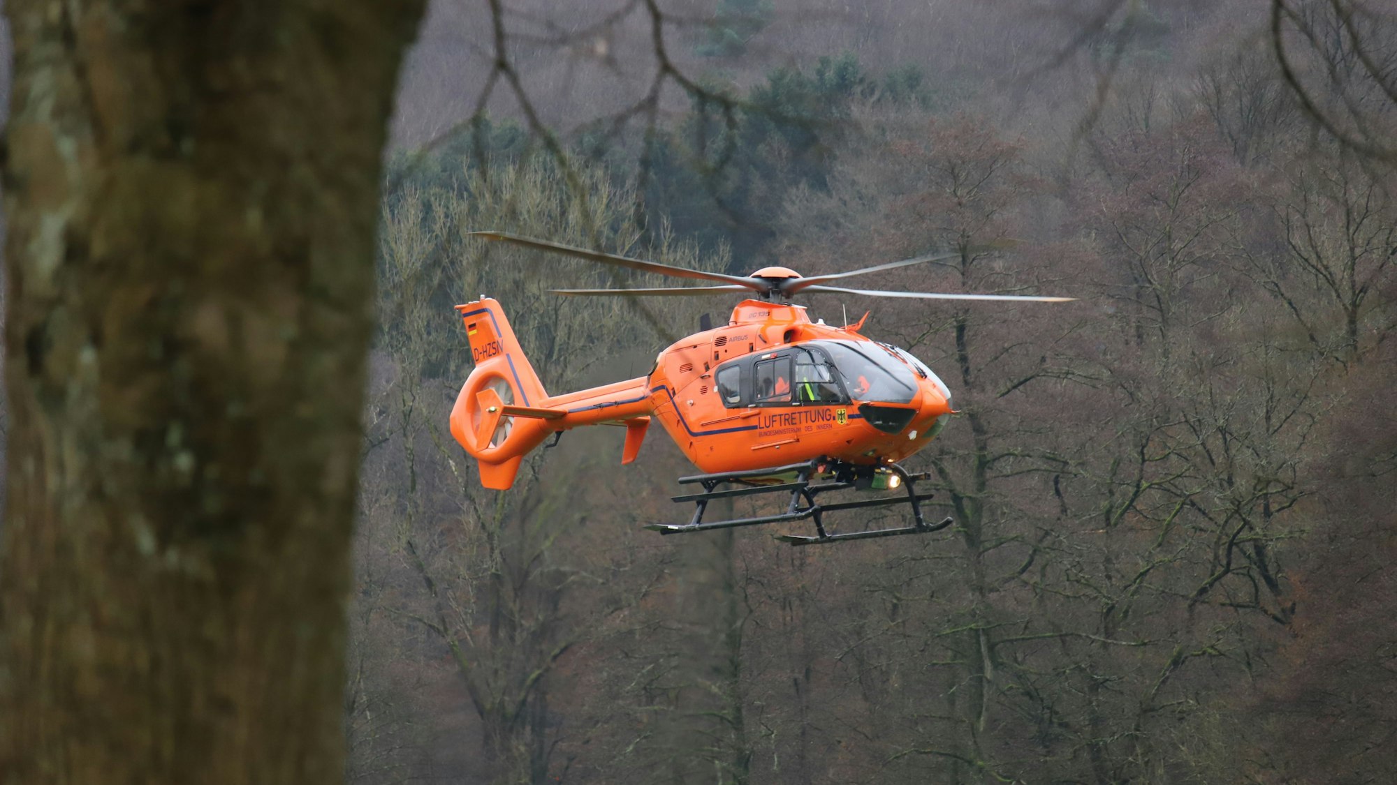 Der Rettungshubschrauber hebt ab.