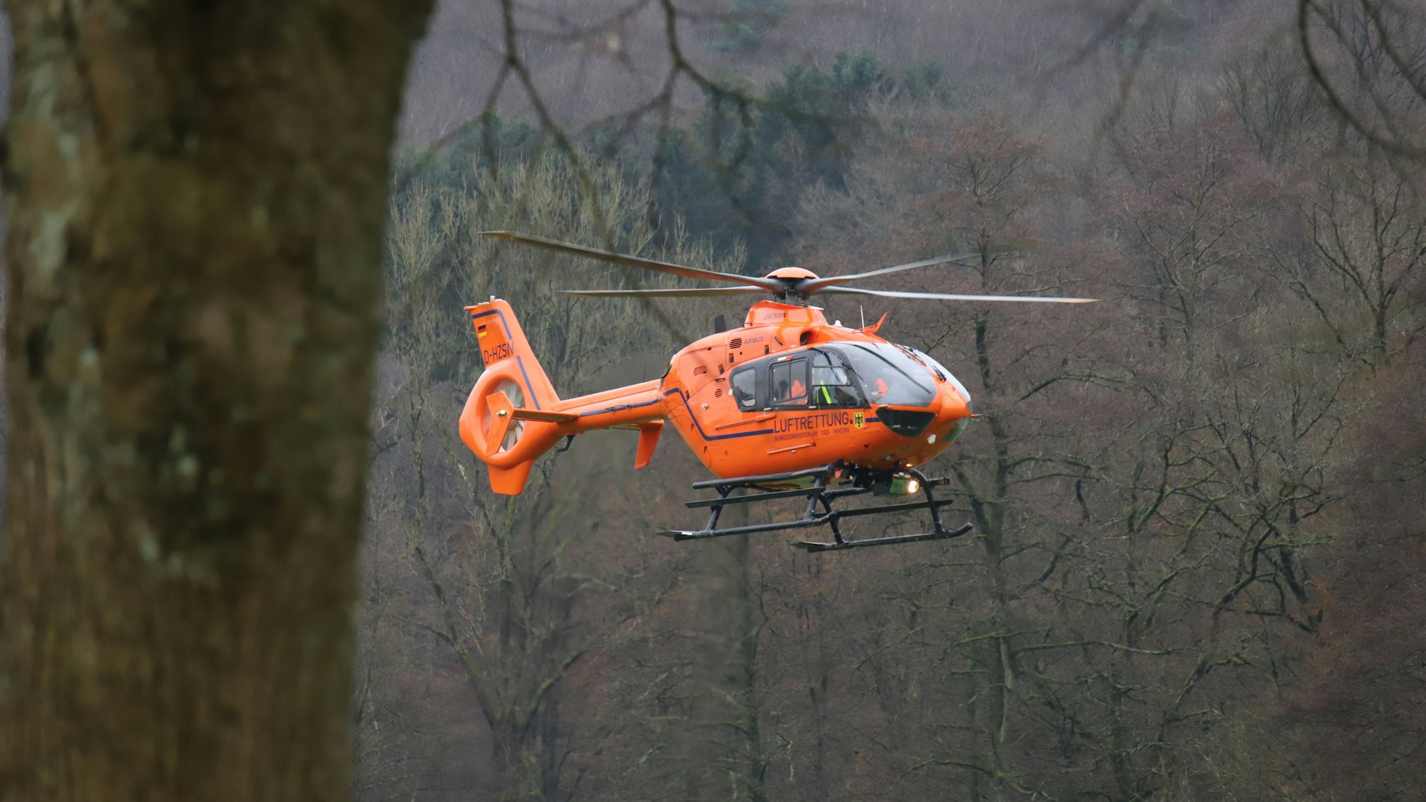 Ein Rettungshubschrauber startet zum Transport eines Patienten.