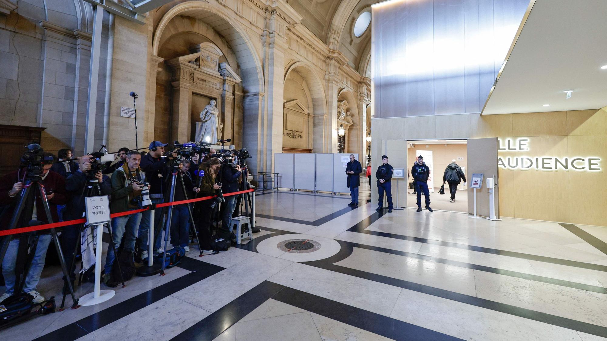 Pressevertreter warten vor dem Gerichtssaal, in dem acht Erwachsene wegen des Mordes an dem Lehrer Samuel Paty vor dem Pariser Sondergericht verhandelt werden.