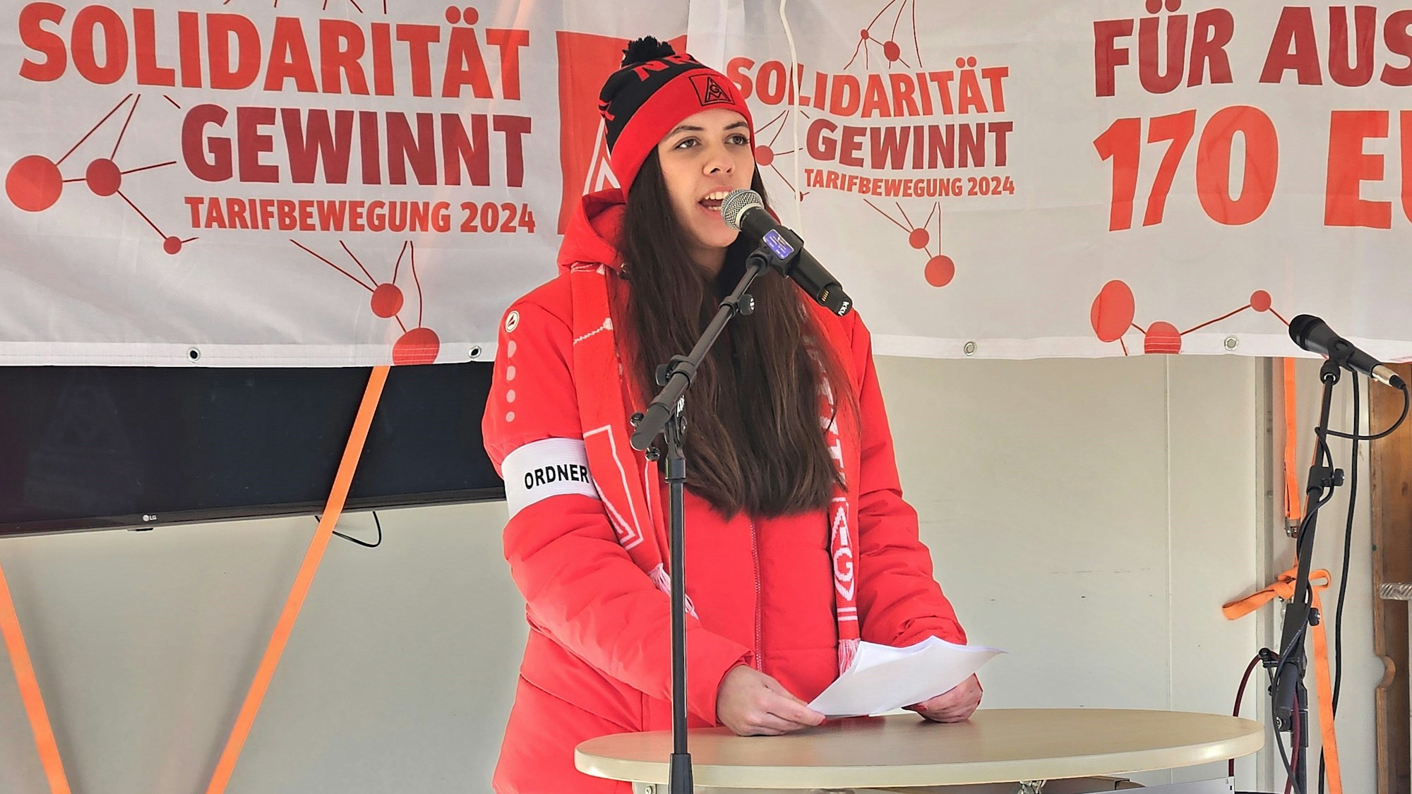 Eve Glodowski redet am Mikrofon.