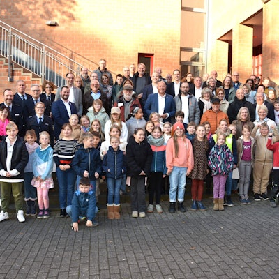Auf dem Bild ist eine große Gruppe Kinder, Lehrer mit Vertretern der Polizei und Landrat Frank Rock zu sehen, in mehreren Reihen hintereinander stehend.