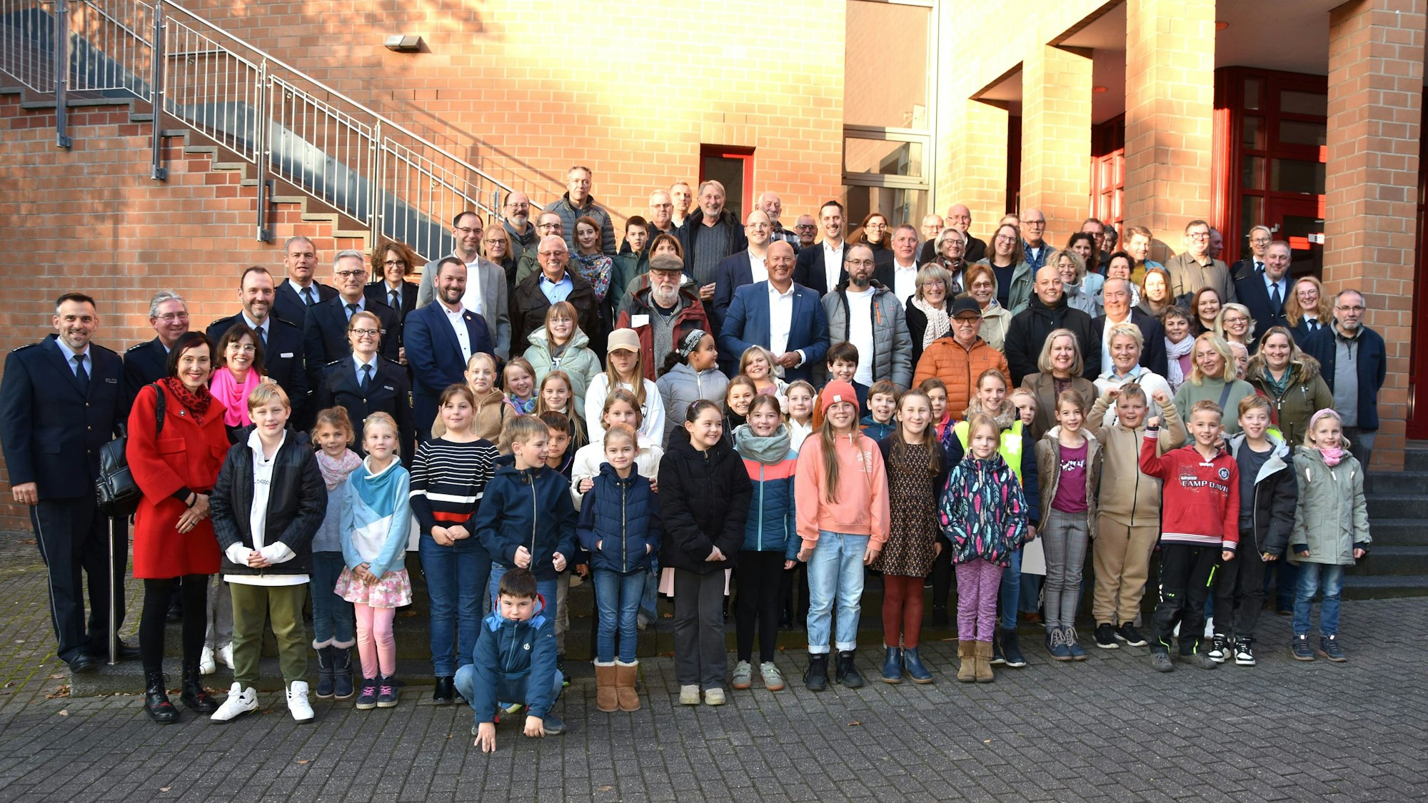 Auf dem Bild ist eine große Gruppe Kinder, Lehrer mit Vertretern der Polizei und Landrat Frank Rock zu sehen, in mehreren Reihen hintereinander stehend.