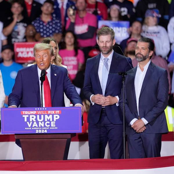 Der republikanische Präsidentschaftskandidat und ehemalige Präsident Donald Trump spricht bei einer Wahlkampfveranstaltung in der Van Andel Arena, umgeben von seiner Familie.