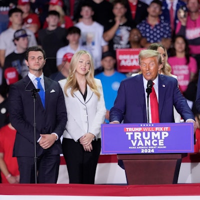 Der republikanische Präsidentschaftskandidat und ehemalige Präsident Donald Trump spricht bei einer Wahlkampfveranstaltung in der Van Andel Arena, umgeben von seiner Familie.