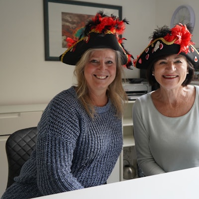 Das Foto zeigt zwei Frauen mit Karnevalshüten.