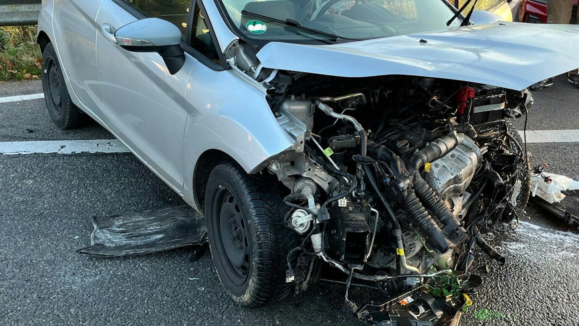 Ein schwer beschädigter Wagen.