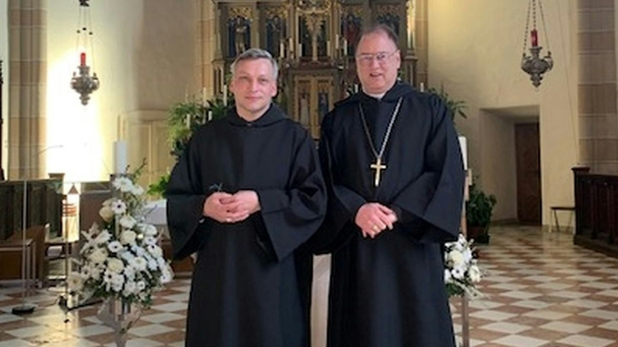 Sie leiten den neugegründeten Konvent St. Michael in Bergneustadt: Generaloberer Pater Benedikt (Michael Enders, rechts) und Generalprior Pater Bonifacius (Daniel Abendroth).