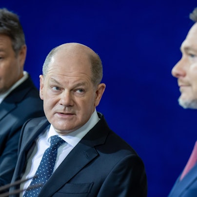 Robert Habeck, Bundesminister für Wirtschaft und Klimaschutz, Bundeskanzler Olaf Scholz und Christian Lindner, Bundesminister der Finanzen, geben ein Pressestatement. (Archivbild)