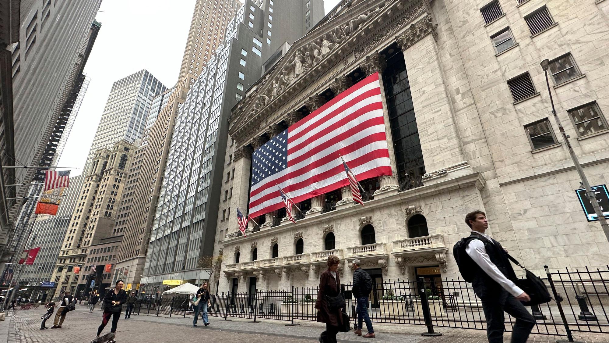 Menschen gehen am Tag der US-Wahlen an der New Yorker Börse im Finanzdistrikt vorbei.