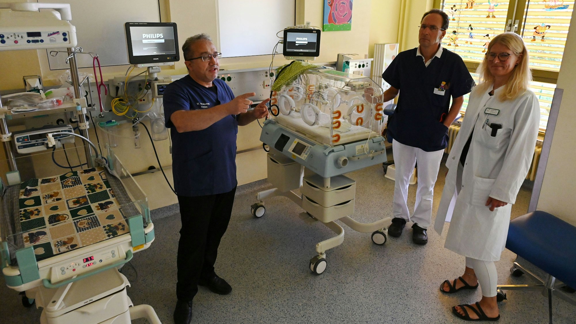 Auf der Kinderintensivstation kümmern sich die Chefärzte Wael Shabanah (l.) und Dr. Herbert Schade, hier mit Tatjana Klug, Chefärztin Frauenheilkunde und Geburtshilfe, um die kleinen Sorgenkinder.