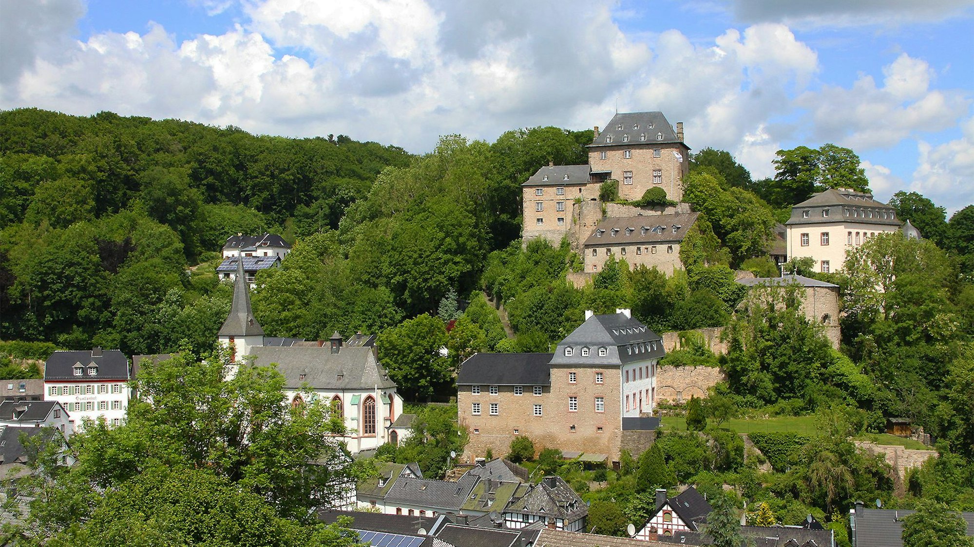 Ein Blick auf die Gemeinde Blankenheim und ihre historischen Gebäude.