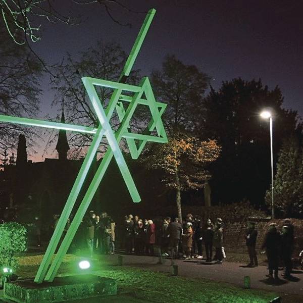 Auf dem Bild ist ein Mahnmal für die Opfer des Nationalsozialismus zu sehen, das in Kerpen steht, „Der zerbrochene Davidstern“.