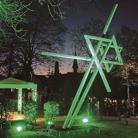 Auf dem Bild ist ein Mahnmal für die Opfer des Nationalsozialismus zu sehen, das in Kerpen steht, „Der zerbrochene Davidstern“.