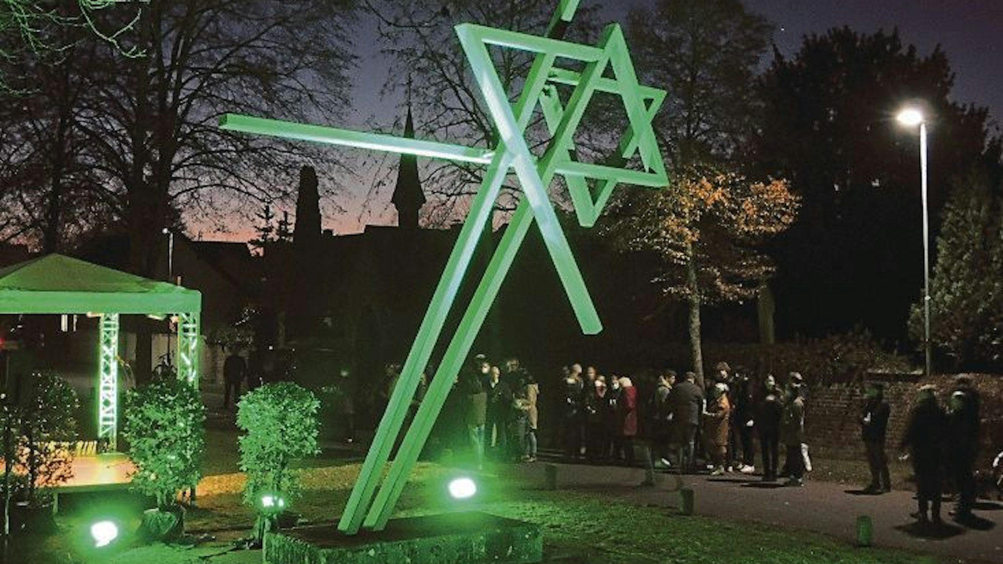 Auf dem Bild ist ein Mahnmal für die Opfer des Nationalsozialismus zu sehen, das in Kerpen steht, „Der zerbrochene Davidstern“.